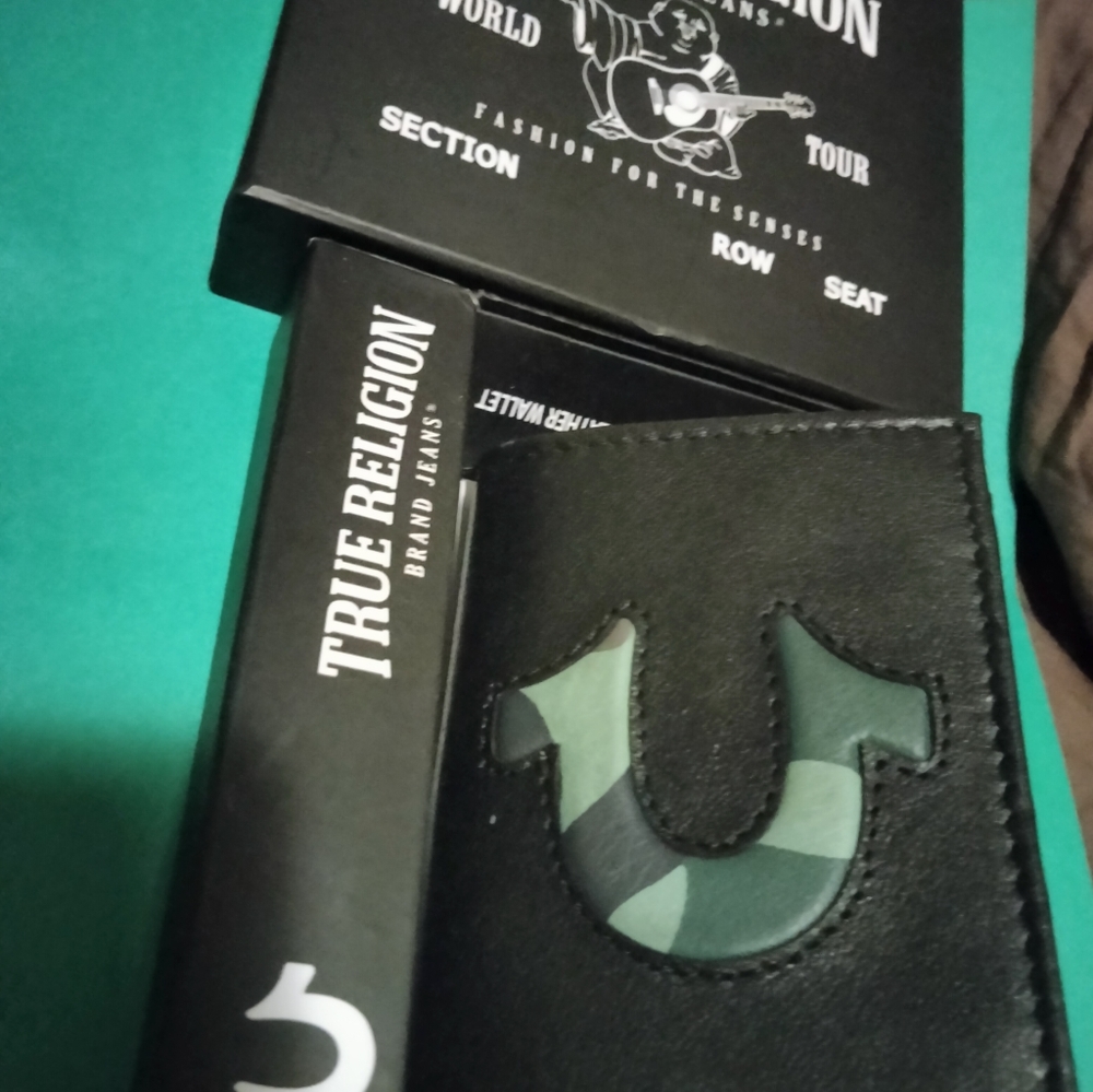 - Authentic TRUE RELIGION Mens Leather Wallet. Brand new in Box. Super nice
